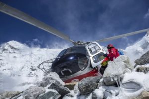 Helicopter helped the mountaineers who trapped on Everest 